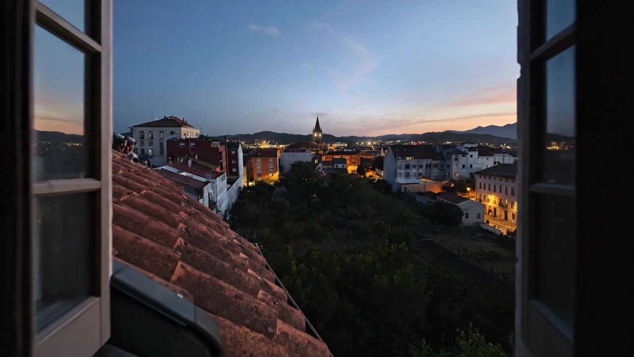 Aquí 3 fotos de un pueblo sacadas desde la ventana de un edificio.
Vamos a crear un película  donde se vea unas criaturas rondar por los diferentes lugares atacando sitios. Quiero que esas criaturas que se vean sean con un aspecto concreto. Tienen que tener 4 grandes piernas y brazos. Tanto piernas como brazos tienen que terminar en 4 grandes garras. Con estas piernas y brazos pueden saltar correr escalar rápido y sin dificultad. Su cabeza es similar a la de un lobo pero con una gran boca llena de dientes que puede abrir como si tuviese una mandíbula de 4 partes abriéndose como una flor. El plano será un chico que se asoma desde su habitación y ve está estampa de su pueblo con las criaturas, fuego en algunos edificios gritos de gente que parece aterrada escapando....necesitas preguntarme algo?